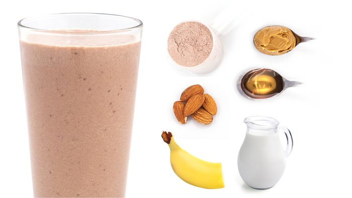 Uống sữa protein lắc là món ăn vặt lành mạnh cho buổi chiều. Uống protein lắc sẽ giúp bạn no lâu và cung cấp chất dinh dưỡng cho cơ thể. Bạn có thể pha sữa protein lắc bằng cách thêm chuối với 1/4 cốc sữa chua và 1/4 cốc sữa vào máy xay sinh tố. Thêm mật ong, bột quế và hạt chia tùy thích.
