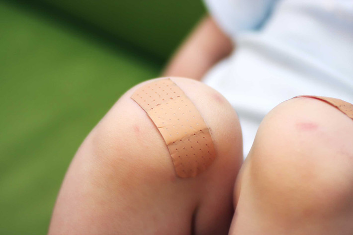 Đừng bóc lớp da đóng vẩy: Nếu bạn bị tróc da và vết thương đang lành lại, hình thành một lớp vẩy thì đây chính là lớp bảo vệ cho vi trùng khỏi xâm nhập và làm hỏng quá trình tái tạo da bên dưới. Việc giựt lớp vảy này sẽ khiến vết thương lâu lành hơn.