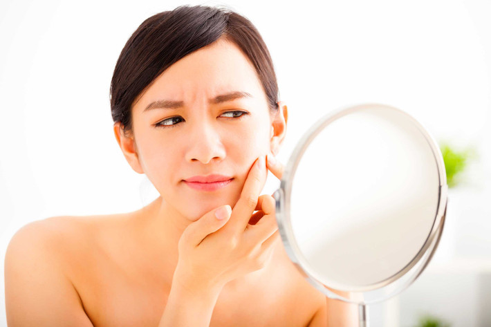Mụn đầu đen là một trong những bộ phận cơ thể không nên đụng chạm vào. Việc nặn mụn đầu đen có thể gây kích ứng, chấn thương và sung tấy cho da.