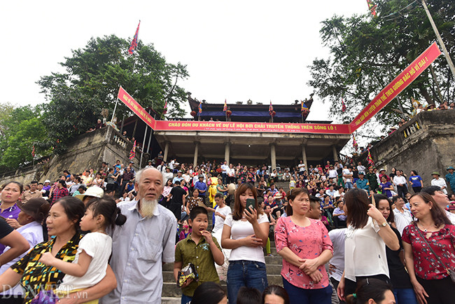 Ngay từ sáng sớm, hàng trăm người dân có mặt tại điểm xuất phát để cổ vũ cho các đội. Ông Tuấn, người dân xã Sông Lô (TP Việt Trì) cho biết: "Tôi và gia đình đến cổ vũ cho đội tuyển xã Sông Lô, hy vọng đội sẽ đạt thứ hạng cao tại lễ hội năm nay".