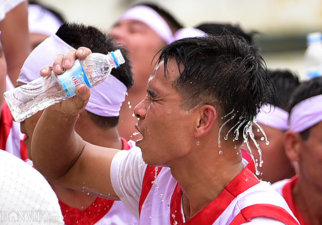 Trước trận chung kết, các đội giải lao, uống nước trò chuyện chiến thuật cùng các thành viên trong đội.