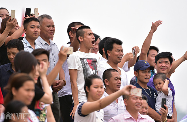 Trước giờ thi đấu vòng chung kết, hàng trăm khán giả cổ vũ cho các đội reo hò, tạo nên khung cảnh náo nhiệt ở hai bờ sông Lô.