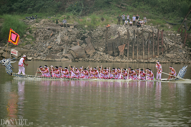 Ven hai bờ sông Lô, khán giả đứng rất đông để cổ vũ các đội đua.