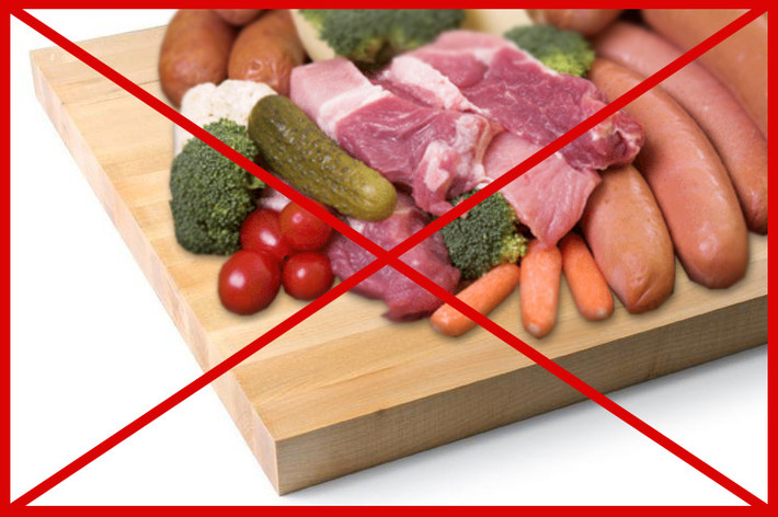 Bảo quản thịt sống tránh xa khỏi các thực phẩm ăn liền như salad, trái cây và bánh mì.