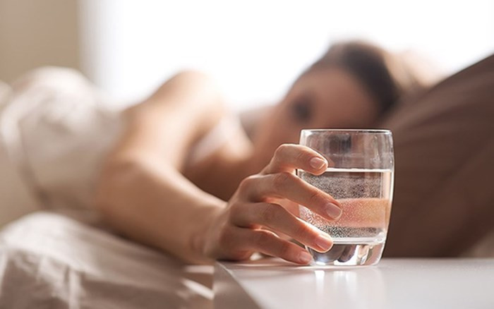 Uống thêm nước: Thận của bạn có trách nhiệm loại bỏ axit uric trong máu khi đi tiểu. Nhưng khi bạn uống quá ít nước, chúng không thể hoạt động hiệu quả, dẫn đến tích tụ acid uric trong máu theo thời gian. Vì vậy, uống nhiều nước hơn để làm sạch chất độc trong cơ thể. Thực tế, theo các nhà nghiên cứu tại UCLA Health, phụ nữ bị bệnh gout nên uống ít nhất 2,6 lít nước mỗi ngày, trong khi nam giới nên uống đến 3,5 lít.