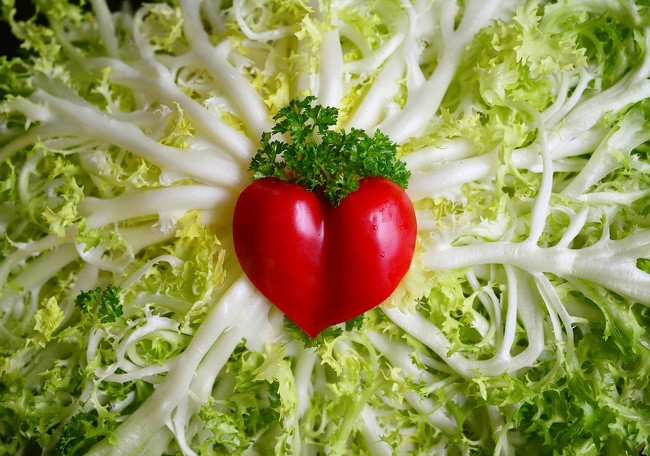 Các loại salad và rau xanh đóng gói khi có màu sậm đi và dập nát thì có nghĩa là chúng đã hỏng. Video "Các biện pháp xử trí khi bị ngộ độc thực phẩm tại nhà". Nguồn: VTC16