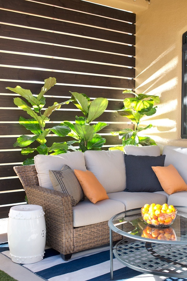 Góc sân hay hiên nhà đẹp dịu dàng với những cây bàng trồng trong chậu. Khoảng gối tựa vào mảng xanh phía sau là cách để không gian sân vườn đẹp như mơ và dịu mát trong những ngày hè.