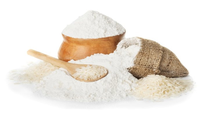 Cách làm: Cho 3 muỗng canh bột gạo vào bát. Trộn 2-3 muỗng canh sữa thành hỗn hợp mịn và bôi lên mặt. Để khoảng 20-30 phút trước khi rửa sạch bằng nước ấm. Thực hiện 3 lần/tuần để có hiệu quả nhất.