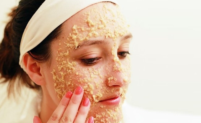 Trộn bột yến mạch với nước hoa hồng rồi bôi lên mặt và cổ. Để trong 15 phút và rửa sạch bằng nước bình thường. Áp dụng 2 lần/tuần.