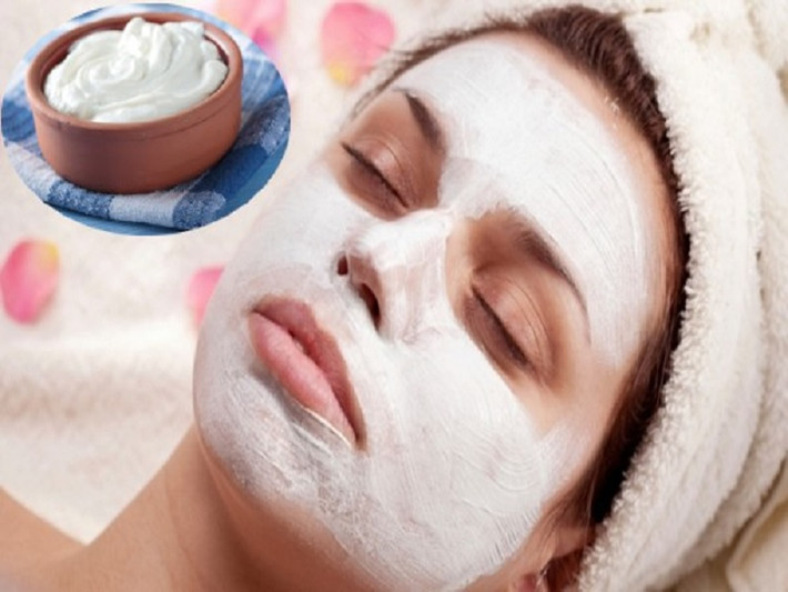 Lấy 2 muỗng sữa chua và 1 muỗng mật ong trộn đều rồi bôi lên mặt và cổ. Để yên trong 20 phút. Rửa sạch bằng nước lạnh. Ảnh: Internet.