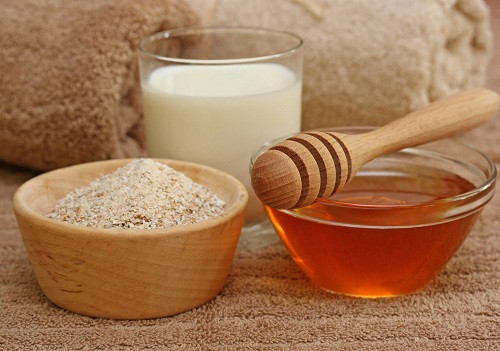 Bột yến mạch chứa các chất tẩy tế bào chết giúp làn da mềm mại và tươi sáng hơn. Để làm mặt nạ, bạn lấy 3 muỗng yến mạch và 2-3 muỗng canh nước hoa hồng.