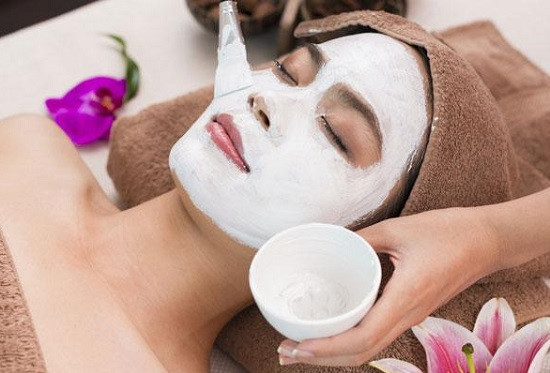Bột gạo và sữa: Bột gạo có chứa các chất chống viêm, là công thức trắng da tự nhiên an toàn . Sữa giúp dưỡng da, giữ ẩm.