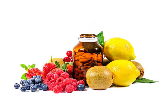 Vitamin C cải thiện hệ miễn dịch bằng cách giúp cơ thể tăng cường sản sinh các tế bào bạch cầu và kháng thể chống lại virus và vi khuẩn.