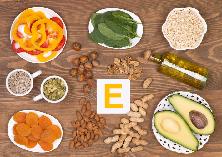 Thực phẩm chứa vitamin E có khả năng duy trì sức khoẻ thần kinh và cải thiện hoạt động thần kinh. Nếu bị chấn thương não, bạn nên bổ sung các thực phẩm giàu vitamin E như các loại hạt, rau bina và các loại dầu nhất định như dầu ô liu.