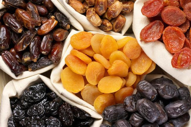Thực tế, trái cây khô như nho khô, mơ,... là thực phẩm bạn cũng nên hạn chế ăn trong ngày hè vì chúng có thể làm tăng nhiệt độ cơ thể.