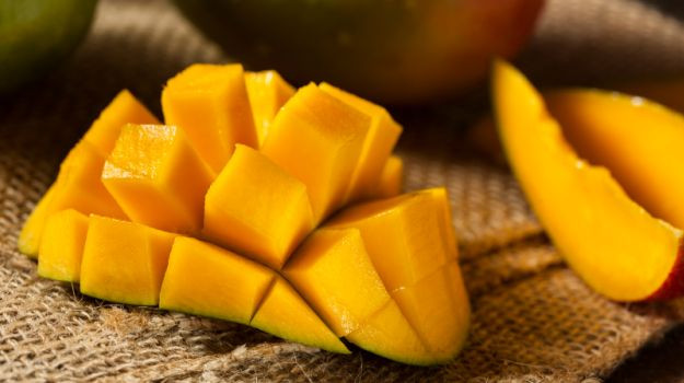 Xoài là trái cây phổ biến của mùa hè nhưng nếu ăn quá nhiều có thể gây nóng trong, nổi mụn.