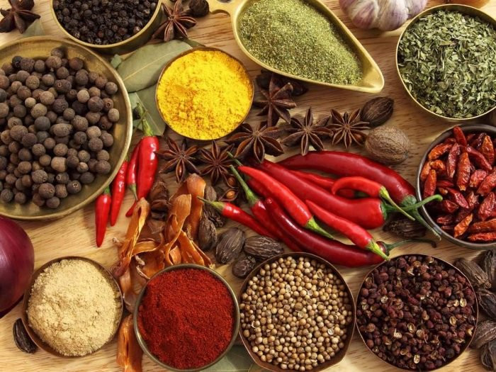 Các loại gia vị cay như ớt, gừng, hạt tiêu, quế... có thể sinh nhiệt làm cơ thể bạn bị nóng lên, tăng tốc độ trao đổi chất đột ngột và gây ra tình trạng đầy bụng. Ảnh: Internet.