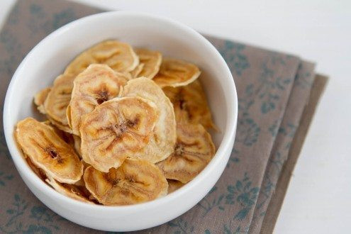 Bánh chuối nướng làm cho một thức ăn vặt lành mạnh. Bạn có thể tự làm ở nhà bằng cách cắt chuối chín và nướng trong lò 10 phút ở 180 độ.