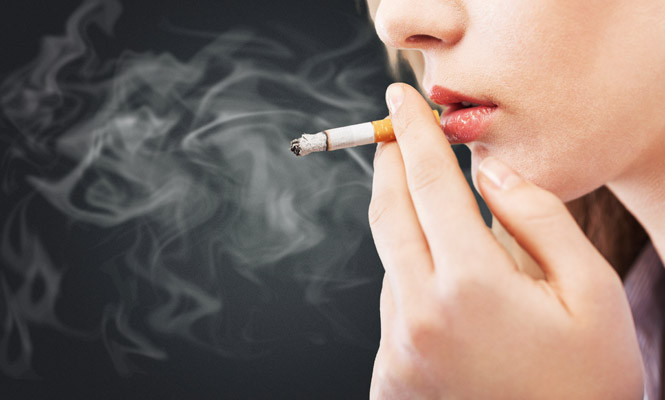 Hút thuốc lá thường xuyên có thể làm tăng nguy cơ thoái hoá điểm màu, đây là nguyên nhân hàng đầu gây mù lòa ở con người.