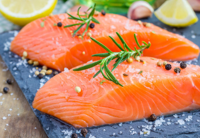 Cá hồi hoang dã được đánh bắt trong môi trường tự nhiên rất giàu axit béo omega-3, chất chống oxy hóa mạnh mẽ. Cá cũng tốt cho việc chữa lành đường ruột bị viêm.