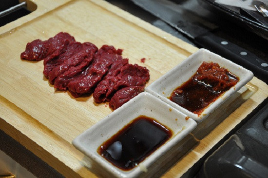 Basashi là thịt ngựa sống, một trong những món ăn kỳ lạ ở Nhật Bản. Những miếng thịt thái mỏng được phục vụ trên chiếc đĩa vẫn còn dính cả máu tươi.