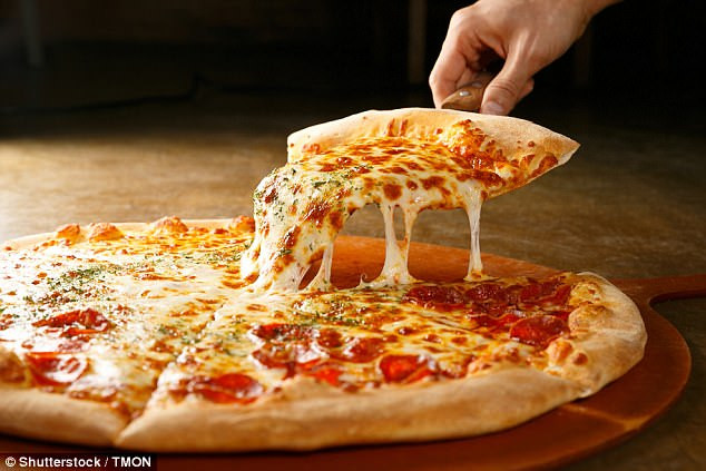 Pizza là một loại thức ăn nhanh phổ biến rất không lành mạnh. Thực phẩm này có hàm lượng calo cao và thường chứa thành phần không lành mạnh như bột tinh chế và thịt chế biến, làm tăng cân.
