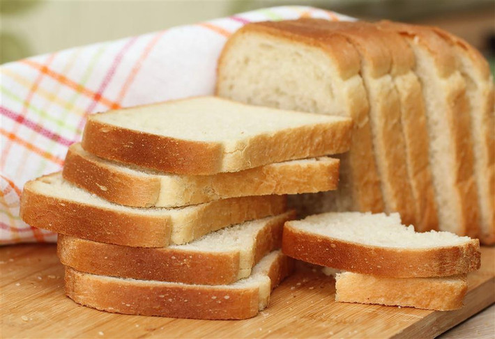 Bánh mì trắng được tinh chế rất cao và chứa nhiều đường. Nó có chỉ số đường huyết cao và có thể tăng mức đường trong máu của bạn.