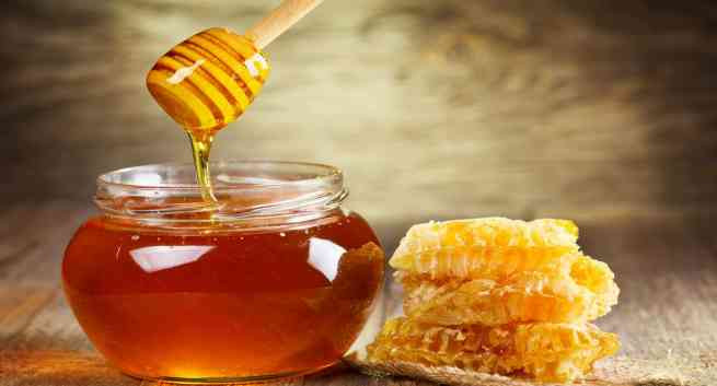 Bạn có thể trị mụn đầu đen bằng cách rất đơn giản và tự nhiên. Trộn 1 muỗng cà phê mật ong, bột mì và nước, sau đó bôi hỗn hợp lên da mụn. Rửa sạch sau 10-15 phút.