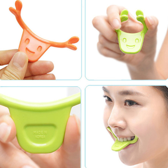 Dụng cụ rèn luyện nụ cười cho các chị em. Ảnh: BS.