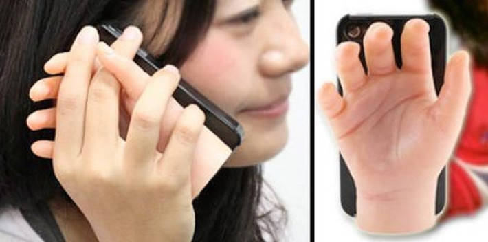 Bàn tay cầm điện thoại độc đáo.
