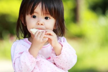 Việc cho trẻ con thử các loại thực phẩm mới giúp bé ăn được nhiều và có niềm vui thích với đồ ăn hơn. Bố mẹ đừng nản lòng hay cảm thấy áp lực khi mời bé lần đầu mà bé không thích, dù con chỉ nếm một chút thôi cũng rất tốt rồi.