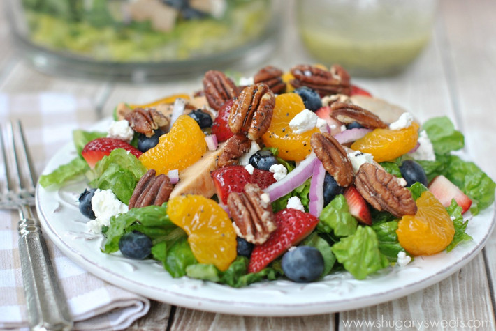 Quả hồ đào cũng là thực phẩm giàu protein mà bạn có thể thêm vào món salad để ăn hàng ngày. Hạt này có hương vị đậm đà và sẽ làm cho món ăn ngon hơn.