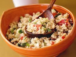Hạt diêm mạch (quinoa) là một thực phẩm giàu protein mà bạn có thể ăn thay cơm hay mì. Ngoài ra, bạn có thể thêm nó vào súp, salad, bánh ngọt.