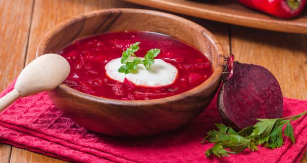 Món súp củ cải đường vừa bắt mắt vừa ngon miệng. Bạn có thể thêm hành, tỏi và dưa chuột vào món súp này để cân bằng hương thơm ngọt tự nhiên của củ cải đường.