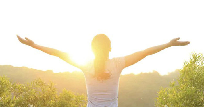 Thiếu vitamin D là một lý do chính khiến cho các tế bào ung thư phát triển và lan rộng. Do vậy, bạn cần bổ sung vitamin D bằng cách tiếp xúc với ánh sáng mặt trời trong vài phút mỗi ngày. Tuy nhiên, tránh phơi nắng quá lâu có thể gây ung thư da.