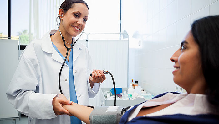 Ngoài những cách phòng chống ung thư tự nhiên, một các tốt nhất để tầm soát căn bệnh này là kiểm tra y tế thường xuyên. Kiểm tra sức khỏe tại cơ sở y tế thường xuyên giúp phát hiện ung thư ở giai đoạn đầu, do đó, tăng cường cơ hội điều trị thành công. Ảnh: Internet.
