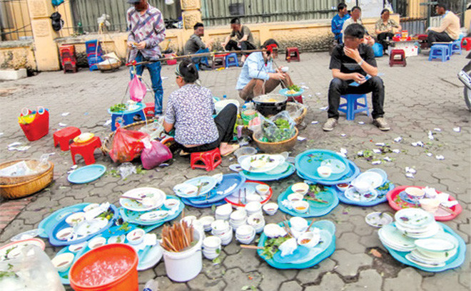 Khi ăn uống bên ngoài, bạn sẽ không đảm bảo được rằng những chén, đĩa bạn ăn được vệ sinh sạch sẽ như ở nhà. Ảnh: Internet.