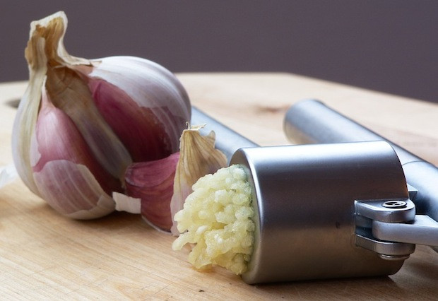 Tăng huyết áp ở trẻ em là điều khá phổ biến hiện nay và bậc cha mẹ có thể dùng tỏi đề điều trị. Hợp chất allicin trong tỏi làm giảm các hậu quả của chứng cao huyết áp ở trẻ em bằng cách thư giãn mạch máu.
