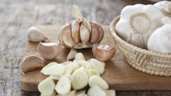 Trẻ em bị nhiễm trùng mắt rất nhiều và điều này có thể được điều trị bằng tỏi. Tuy nhiên, trước khi sử dụng tỏi thì tốt nhất bạn nên tham khảo ý kiến bác sĩ.