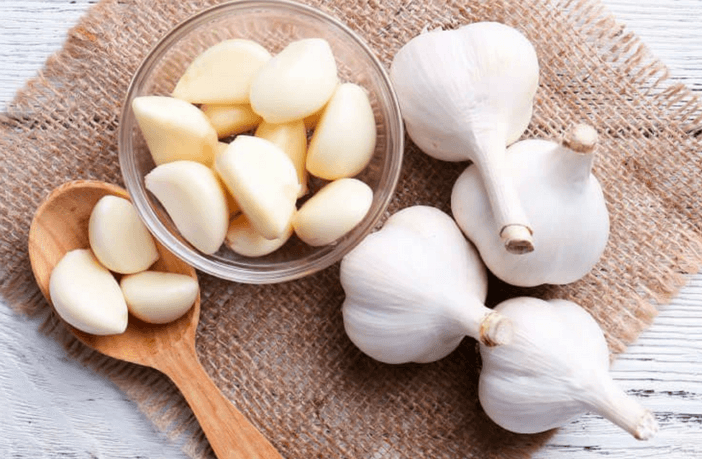 Với tính chất chống vi khuẩn, tỏi giúp trị nhiễm trùng vết thương ở trẻ em. Bạn có thể dùng nước ép tỏi dưới dạng pha loãng để điều trị. Ảnh: Internet.