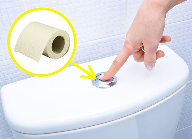 Nút xả bồn cầu trong nhà vệ sinh công cộng chắc chắn chứa nhiều vi khuẩn. Vì thế, để tránh "câu kéo" vi khuẩn lên tay, bạn có thể quấn giấy vệ sinh lên ngón tay và bấm nút. Sau đó, hãy bỏ giấy vào thùng rác.