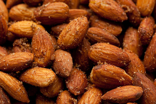 Hạnh nhân cũng là bữa ăn nhẹ buổi chiều lành mạnh. Hạnh nhân cung cấp vitamin E, chất xơ, protein và chất béo lành mạnh.