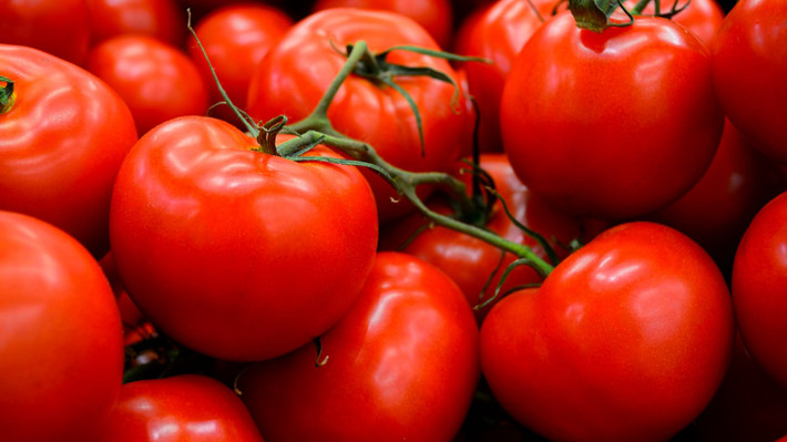 Cà chua cũng rất giàu vitamin và các khoáng chất. Lycopene trong cà chua giúp ngừa ung thư, đặc biệt là đại tràng, tuyến tụy và ung thư tiền liệt tuyến. Nó cũng giảm nguy cơ mắc bệnh tim hoặc đột qụy...