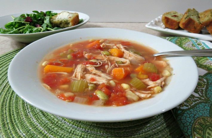 Việc ăn súp rau hoặc canh gà nạc trong mỗi bữa ăn sẽ ngăn bạn nạp vào cơ thể nhiều thức ăn. Súp nóng, giàu chất dinh dưỡng, cũng có thể tăng tỷ lệ trao đổi chất để giúp giảm cân siêu tốc .