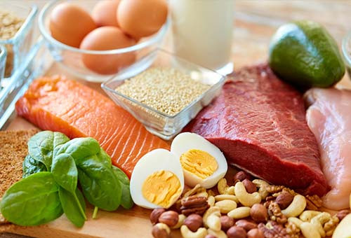 Việc thêm protein vào mỗi bữa ăn giúp bạn no lâu và giảm bớt cơn thèm đồ ngọt. Bạn có thể ăn thêm các thực phẩm giàu protein như trứng, sữa hoặc sữa chua.
