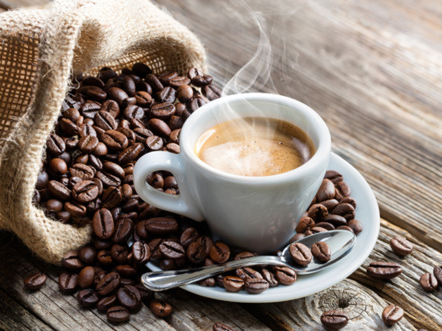Theo một nghiên cứu năm 2006, tiêu thụ vừa phải cà phê caffein và không có caffeine có thể làm giảm nguy cơ mắc bệnh tiểu đường týp 2 ở phụ nữ trẻ và trung niên.