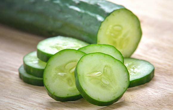 Trái cây tươi là một nguồn tuyệt chất xơ tuyệt vời giúp cho bạn cảm thấy no. Để đẩy lùi cơn đói nơi văn phòng, bạn có thể dùng dưa leo với cà chua, một số loại rau tươi và phô mai ít béo – chế biến nên món ăn vặt lành mạnh, giàu dinh dưỡng.