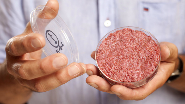 Memphis Meats, được đầu tư bởi cả tỷ phú Bill Gates và Richard Branson, đang phát triển một quy trình sản xuất thịt trong phòng thí nghiệm mà không cần phải nuôi gia súc, gia cầm để giết mổ.
