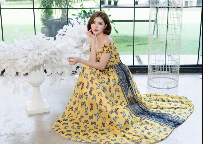Kiểu đầm maxi này cũng đặc biệt sang chảnh khi bạn kết hợp cùng với dép lê, bông tai và mũ đội đầu.