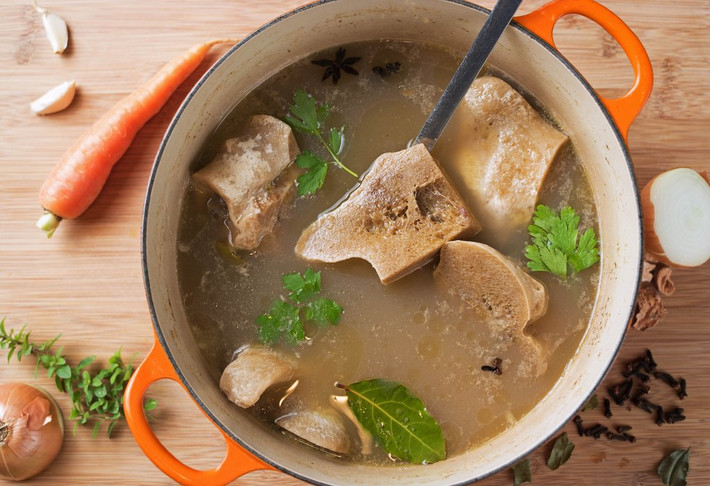 Nước xương thịt bò không phổ biến cho lắm nhưng lại rất bổ dưỡng. Nước xương thịt bò nấu chín chậm là có thể dùng cho món hầm và súp.